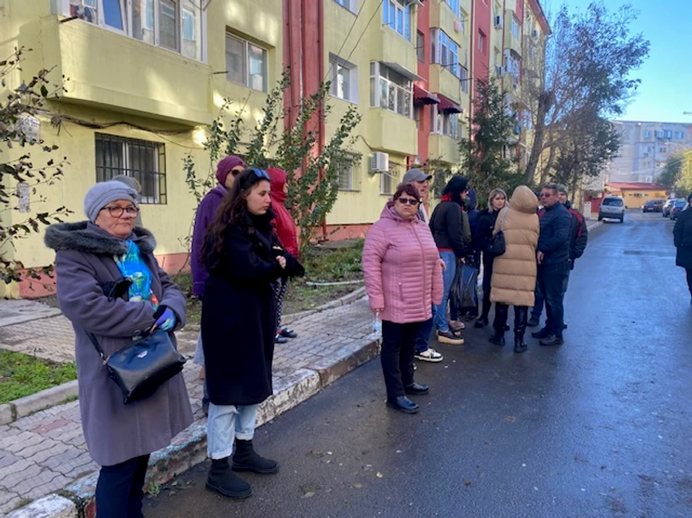 Locatari revoltați în fața unui bloc din Năvodari afectat de un incendiu FOTO Antonia Ispas