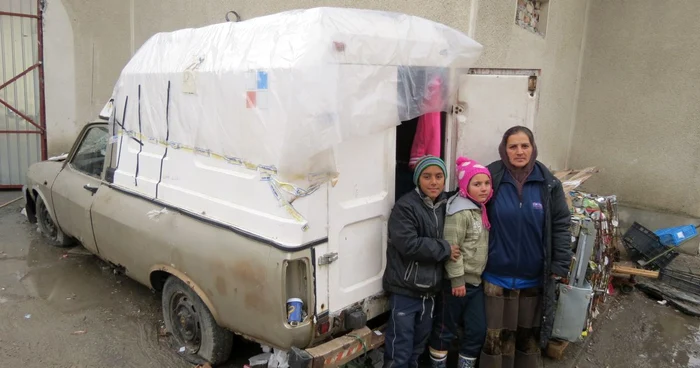 Familia trăieste de mai bine de trei ani într-o maşină. FOTO Bogdan Păvăloi