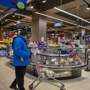 Cumpărături într-un supermarket din București FOTO Shutterstock