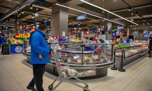 Cumpărături într-un supermarket din București FOTO Shutterstock