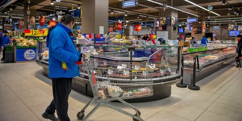 Cumpărături într-un supermarket din București FOTO Shutterstock