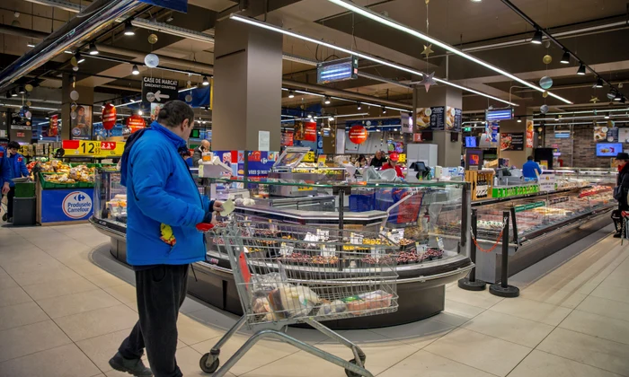Cumpărături într-un supermarket din București FOTO Shutterstock