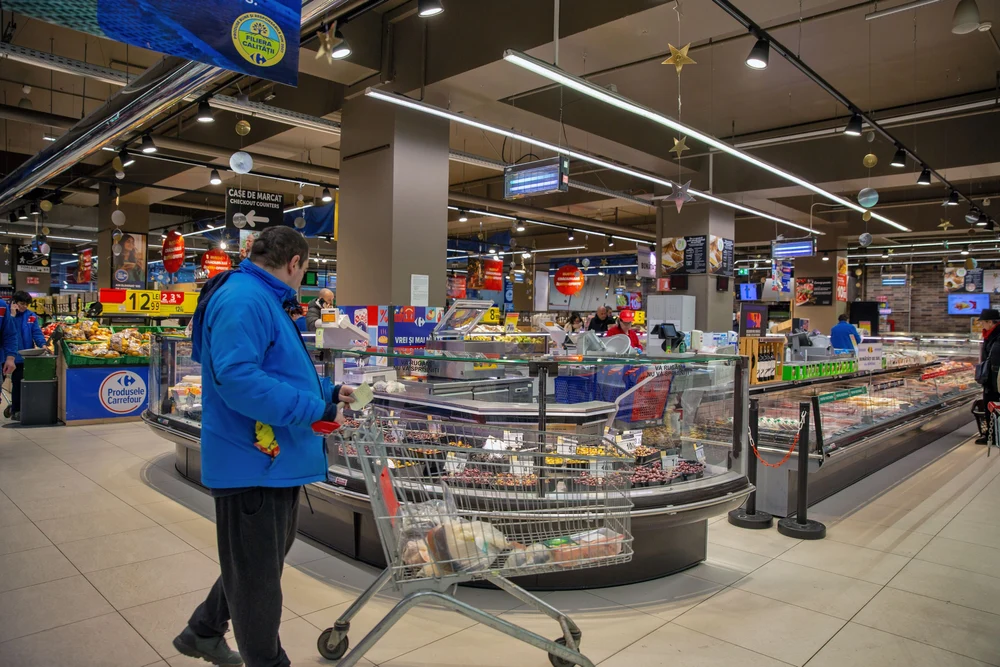 Românii își reduc consumul și ajung să cumpere „la suta de grame”. Scăderea puterii de cumpărare readuce obiceiuri din anii ’90