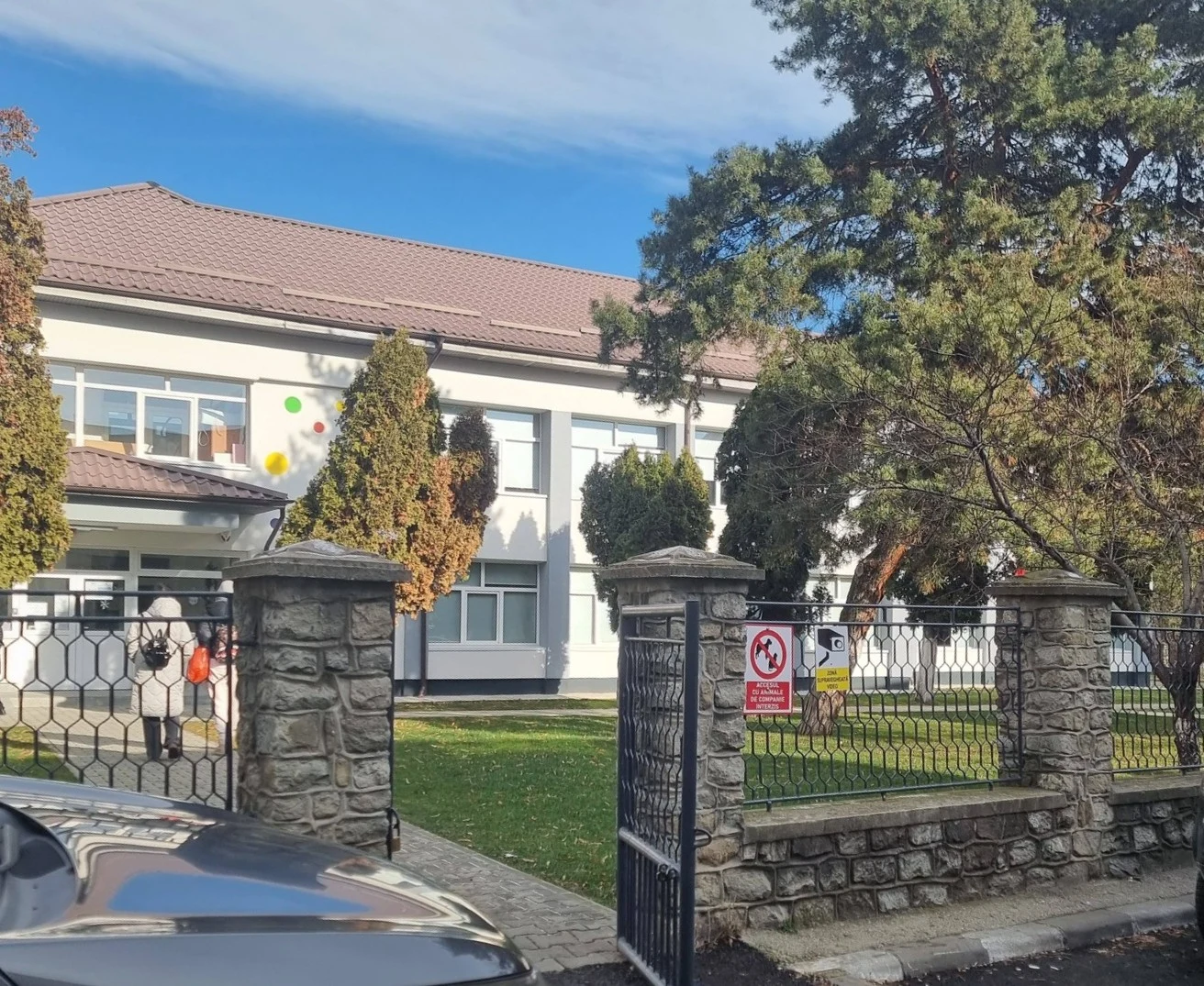 Incident grav la o grădiniță din Vâlcea: o fetiță rănită. Versiuni contradictorii despre producerea accidentului