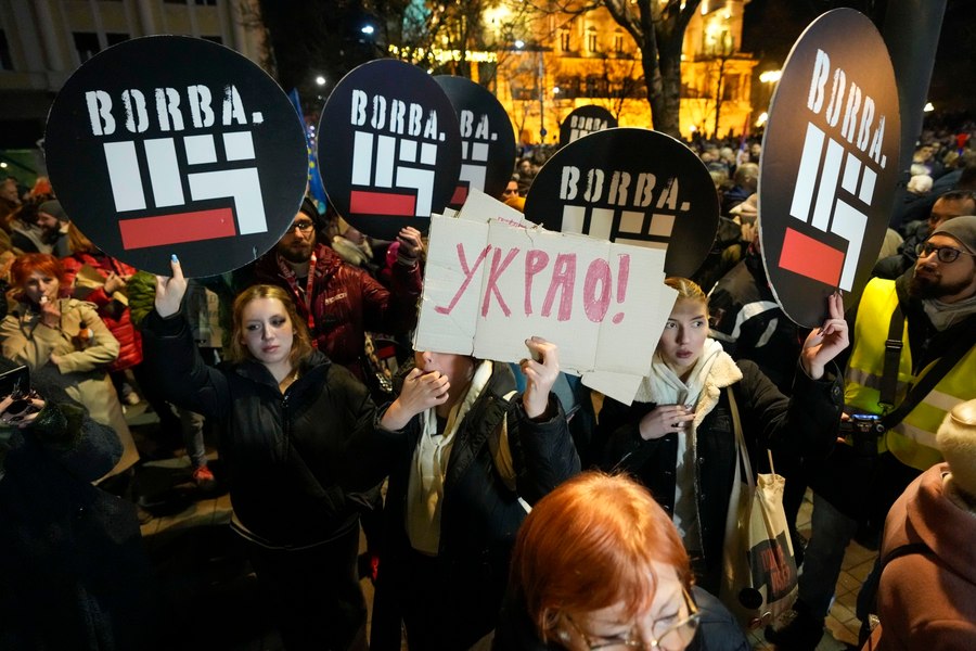 Mii de persoane au cerut, la Belgrad, anularea alegerilor parlamentare şi locale