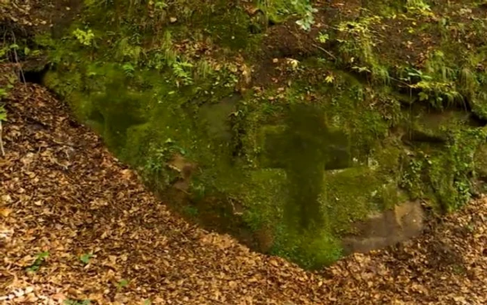 Crucile Moşilor zidite la Schitul Iezer -Vâlcea în memoria călugărilor ucişi mişeleşte pentru o comoară Foto Adevărul