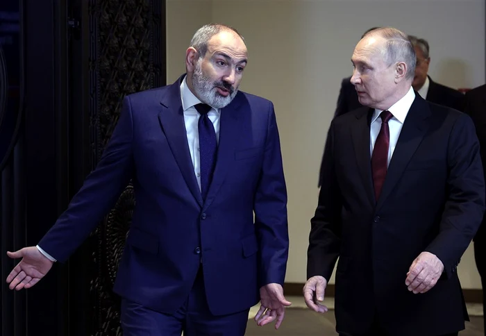 Premierul armean Pașinian (stânga) în timpul unei discuții cu Putin FOTO EPA-EFE