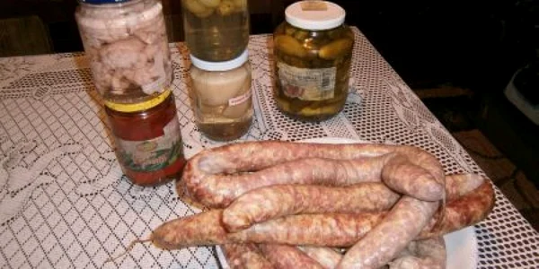 Cârnaţii şi murăturile sunt trimise prin colet, în străinătate