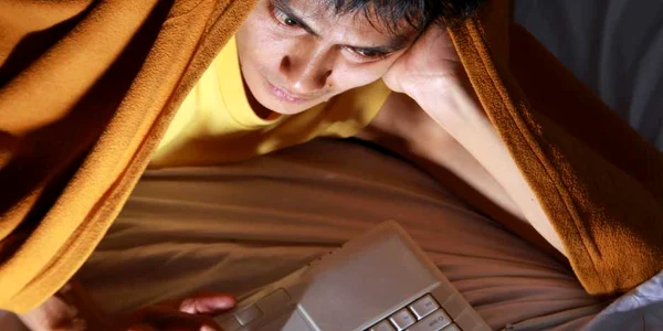 Bărbații se uită la filme porno în special din curiozitate și amuzament FOTO: SHUTTERSTOCK