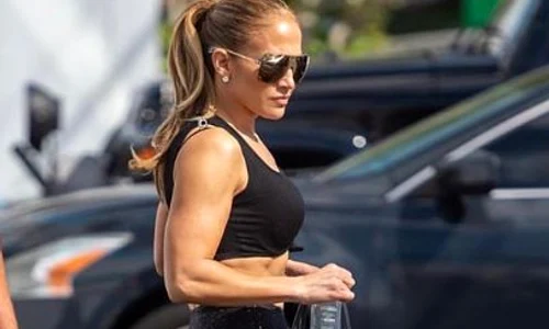 Jennifer Lopez arată demențial la cei 49 de ani ai săi jpeg
