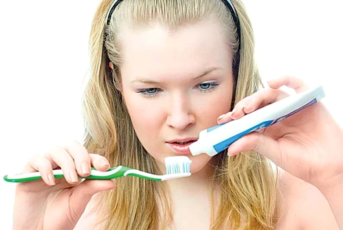 Medicii stomatologi vă sfătuiesc să vă spălaţi pe dinţi atât dimineaţa, cât şi seara, înainte de culcare.