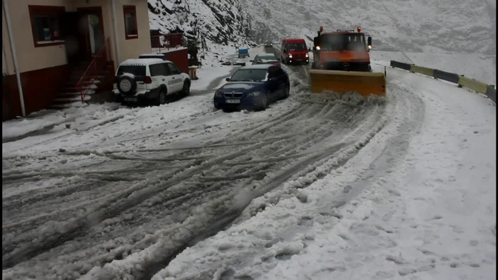 Utilajul de deszăpezire a venit abia după câteva ore                         FOTO Laurenţiu Ionescu