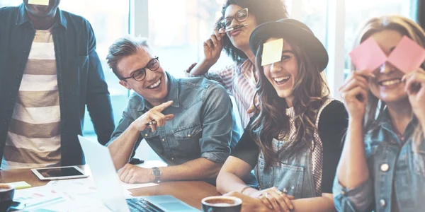 Tineri - nume - angajati- oameni- grup prieteni FOTO Shutterstock 