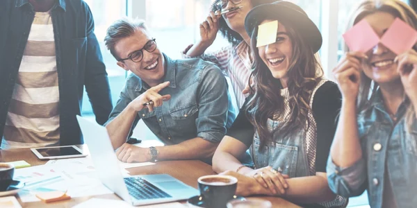 Tineri - nume - angajati- oameni- grup prieteni FOTO Shutterstock 