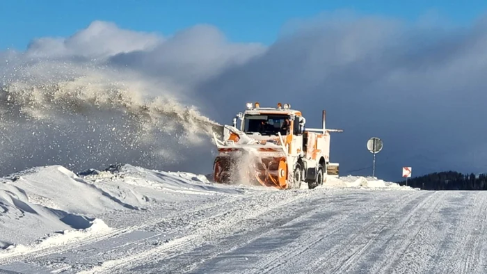 Circulaţia pe Transalpina a fost închisă din cauza viscolului puternic