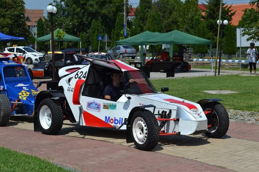 Plimbări cu mașini buggy, noua distracție. Micile vehicule sunt văzute în Gorj