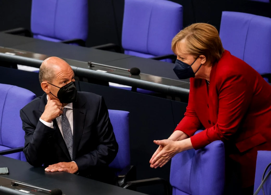 Angela Merkel şi candidatul social-democraţilor la funcţia de cancelar Olaf Scholz FOTO EPA-EFE