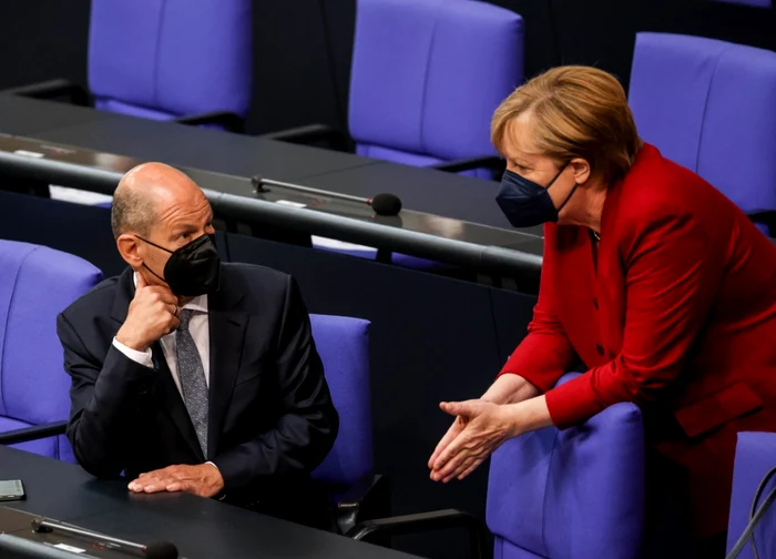 Angela Merkel şi candidatul social-democraţilor la funcţia de cancelar Olaf Scholz FOTO EPA-EFE