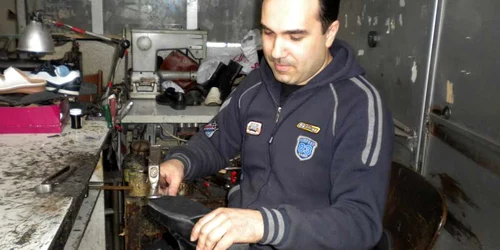 George Dincă lucrează de dimineaţa până seara