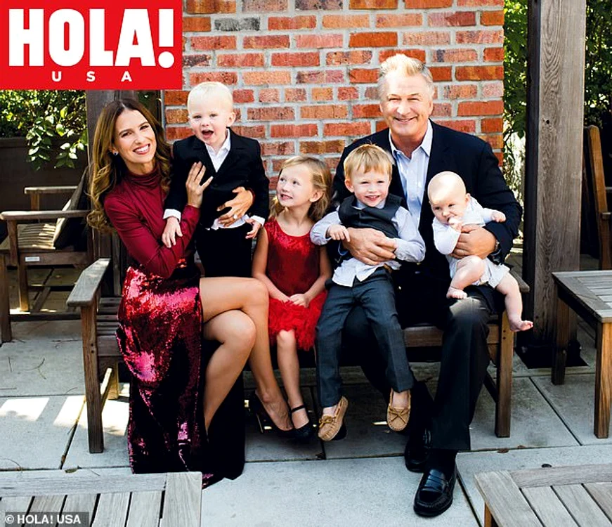 
    Alec Baldwin împreună cu nevasta lui, Hilaria, şi cei 4 copii, arată cât este de mândru de familia luiFoto: Profimedia  