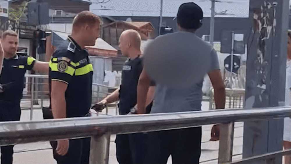Imagini șoc în Capitală. Un bărbat a fost filmat cu un cuțit înfipt în spate, în urma unui scandal
