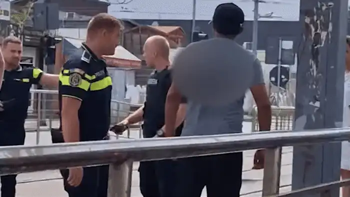 Un bărbat a fost înjunghiat într-o stație de autobuz din Capitală după o ceartă FOTO Captură video