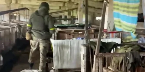 Membru SBU verificand dormitorul de ferma de proci al rusilor FOTO Twitter jpg