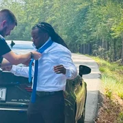politist leaga cravata unui sofer foto facebook jpg