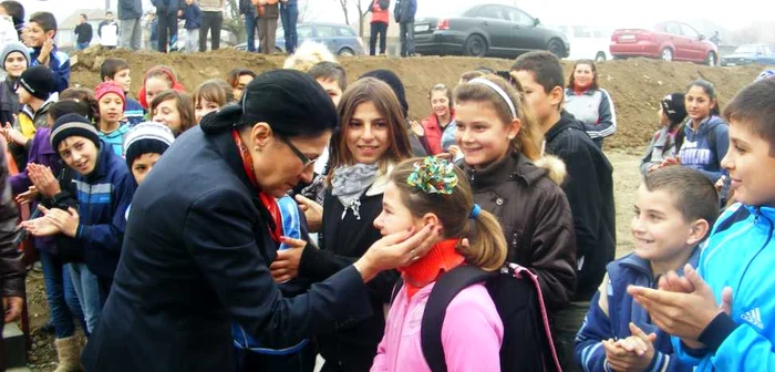 Ministrul Educaţiei primit cu aplauze FOTO Corina Macavei