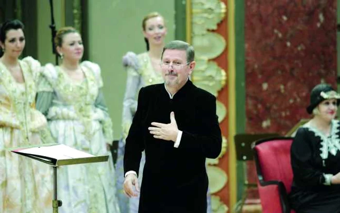 Reverenţe la finalul concertului Madrigal, dirijat de Voicu Popescu. FOTOGRAFII Arhivă Corul Madrigal