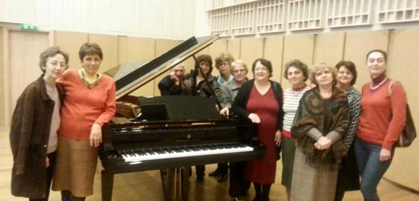 Profesoara de pian Olga Szel (centru dreapta), alături de colegii săi de la Colegiul Naţional de Muzică „George Enescu“