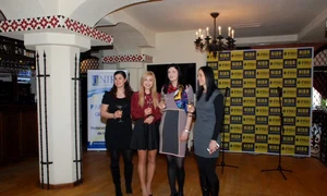 Fetele au ciocnit un pahar de șampanie cu ocazia evenimentului jpeg