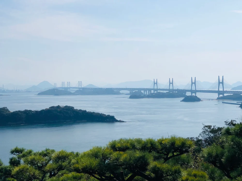 Cel mai lung pod feroviar și rutier din lume, care leagă cinci insule, a devenit atracție turistică