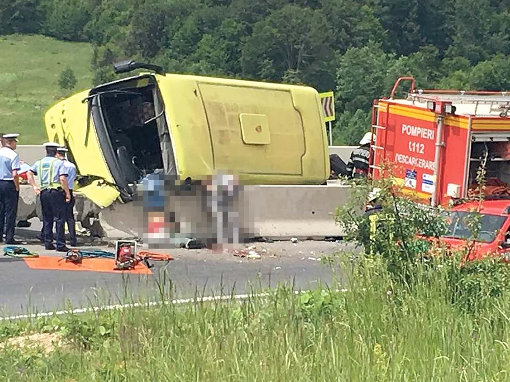 Patru oameni au murit în accidentul de vineri, iar 26 au fost răniți, după ce autocarul în care se aflau s-a răsturnat