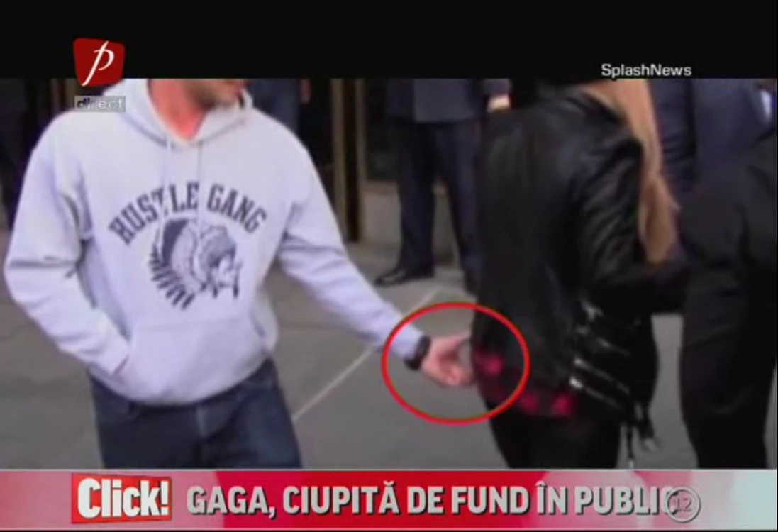 Click pe foto pentru clipul cu gestul barbatului.