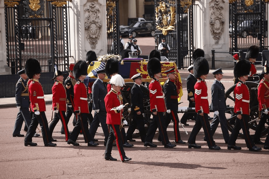 Sicriul cu trupul reginei Elisabeta a II-a, mutat la Westminster Hall. Oamenii au așteptat cu orele pentru câteva secunde din ceremonie VIDEO