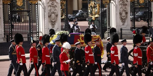 sicriul reginei paraseste palatul buckingham foto epa efe