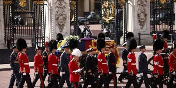 sicriul reginei paraseste palatul buckingham foto epa efe