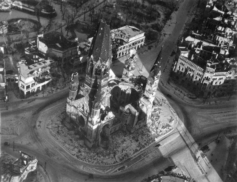 Biserica Kaiser Wilhelm, distrusă într-un raid aerian din 23 noiembrie 1943.