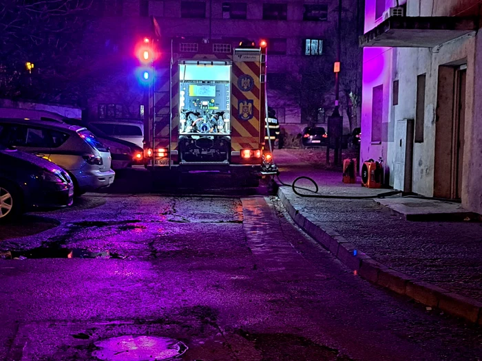 Incendiul s-a produs într-un bloc de garsoniere FOTO: martor