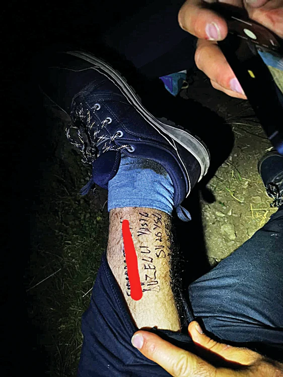 Tânărul şi-a scris pe picior datele de identificare. FOTO: Facebook/ Cristi Toma