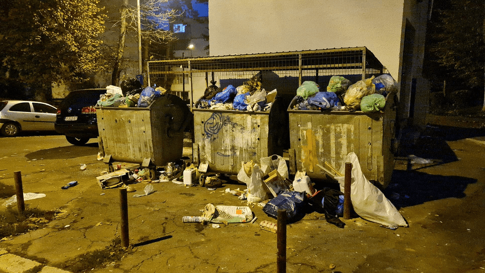 Municipiul Târgu Mureș sub gunoaie. Grevă a salariaților din salubritate din cauza salariilor mici