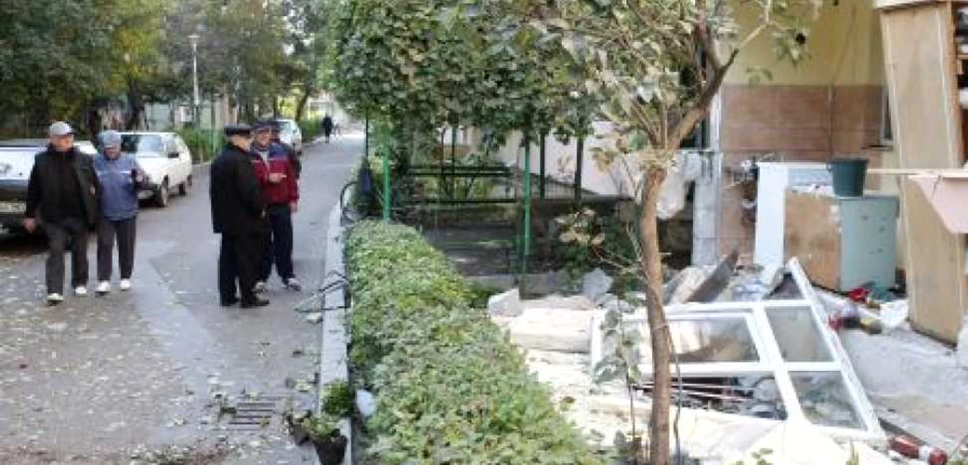 În urma exploziei o femeie a ajuns la spital, iar balconul apartamentului a fost distrus
