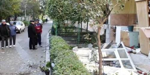 În urma exploziei o femeie a ajuns la spital, iar balconul apartamentului a fost distrus