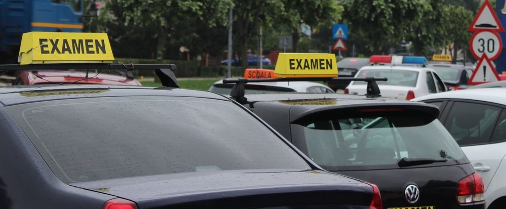 Ani grei de închisoare pentru un polițist care a ajutat o femeie să obțină permisul auto contra unei partide de sex