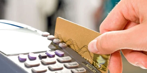 Românii plătesc cu cardul o dată  la două luni