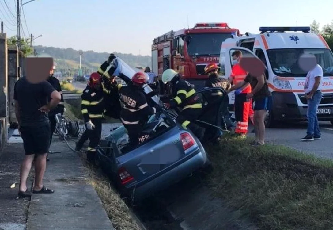 
    Șoferul unei mașini a pierdut controlul volanului și a intrat cu mare viteză într-un cap de podFoto: antena3.ro  