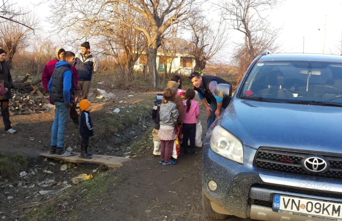 Moş Crăciun a ajuns la copiii săraci din Făurei-Garoafa