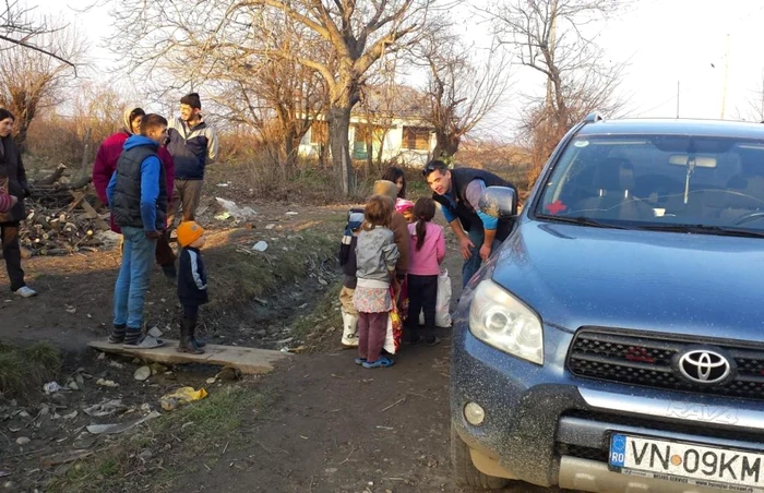 Moş Crăciun a ajuns la copiii săraci din Făurei-Garoafa