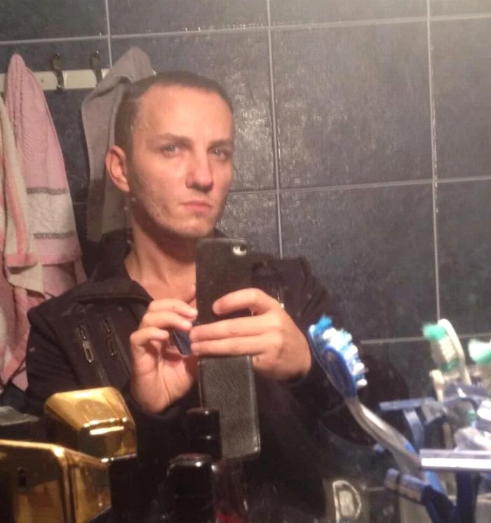 
    Artistul se pozează din ce în ce mai des în oglindăFoto: Facebook  